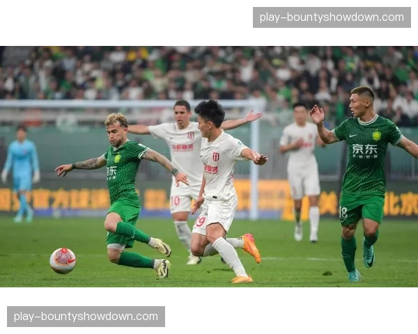 国安高位逼抢体系成型，三线保持紧凑压缩对手进攻空间